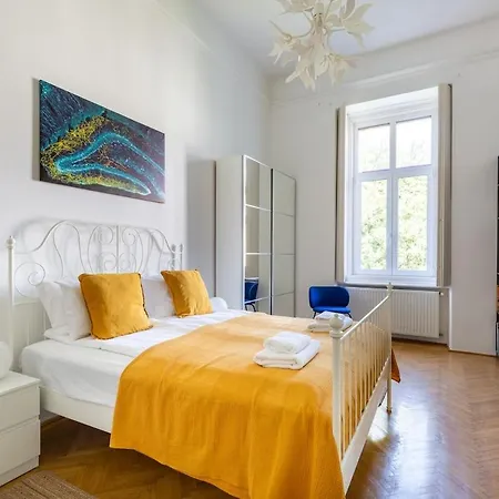 Museum Avenue 2-br Apartmán