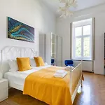 Museum Avenue 2-br Διαμέρισμα
